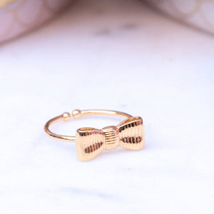 Set aus Schleifenohrringe mit edler Süßwasserperle und Schleifenfingerring