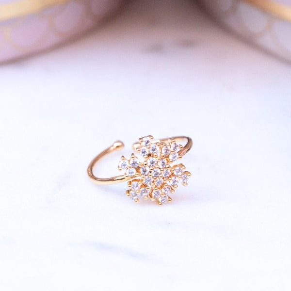 Set aus Schneeflocken-Ohrsteckern mit Süßwasserperle und Schneeflocken-Fingerring