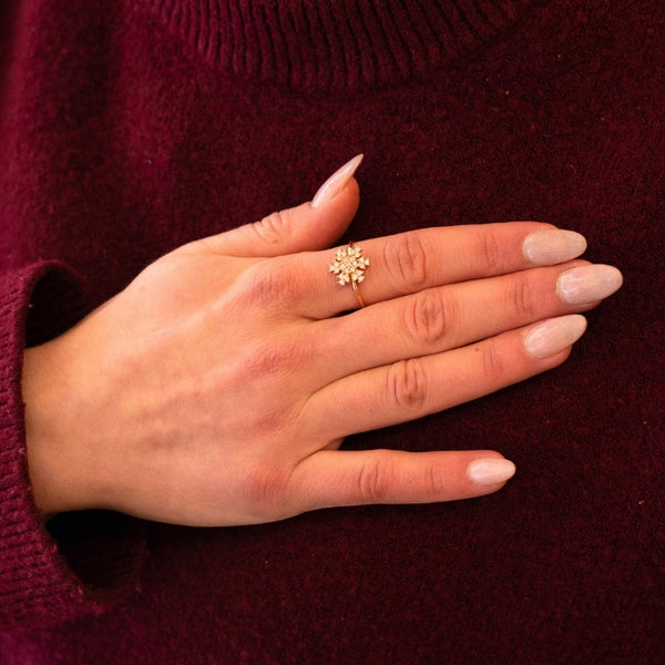 Set aus Schneeflocken-Ohrsteckern mit Süßwasserperle und Schneeflocken-Fingerring