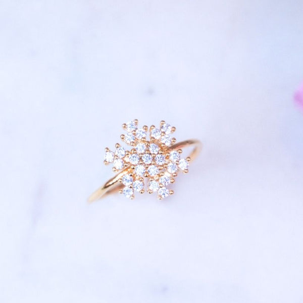 Set aus Schneeflocken-Ohrsteckern mit Süßwasserperle und Schneeflocken-Fingerring