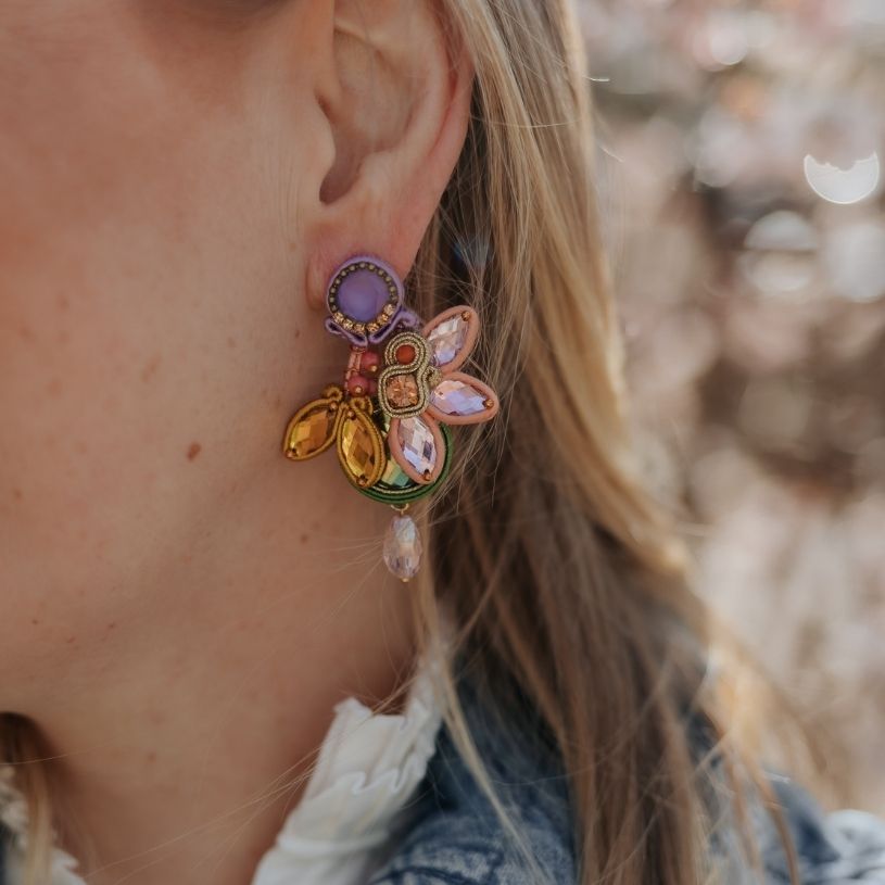 Auffällige Soutache-Ohrringe in Rosa, Gelb, Grün und Flieder