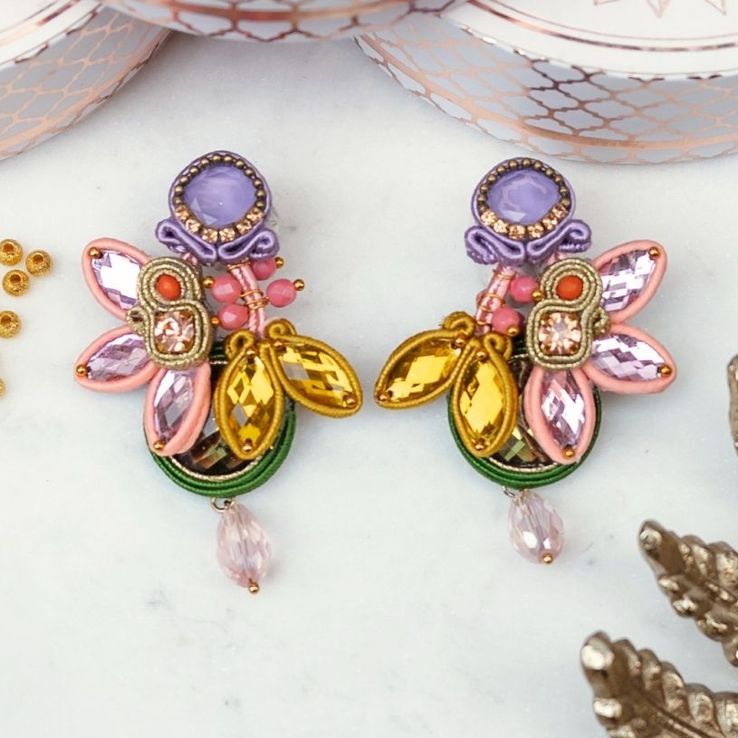 Auffällige Soutache-Ohrringe in Rosa, Gelb, Grün und Flieder