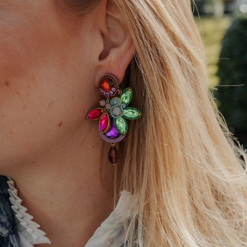 Auffällige Soutache-Ohrringe in Violett, Grün, Orange und Pink