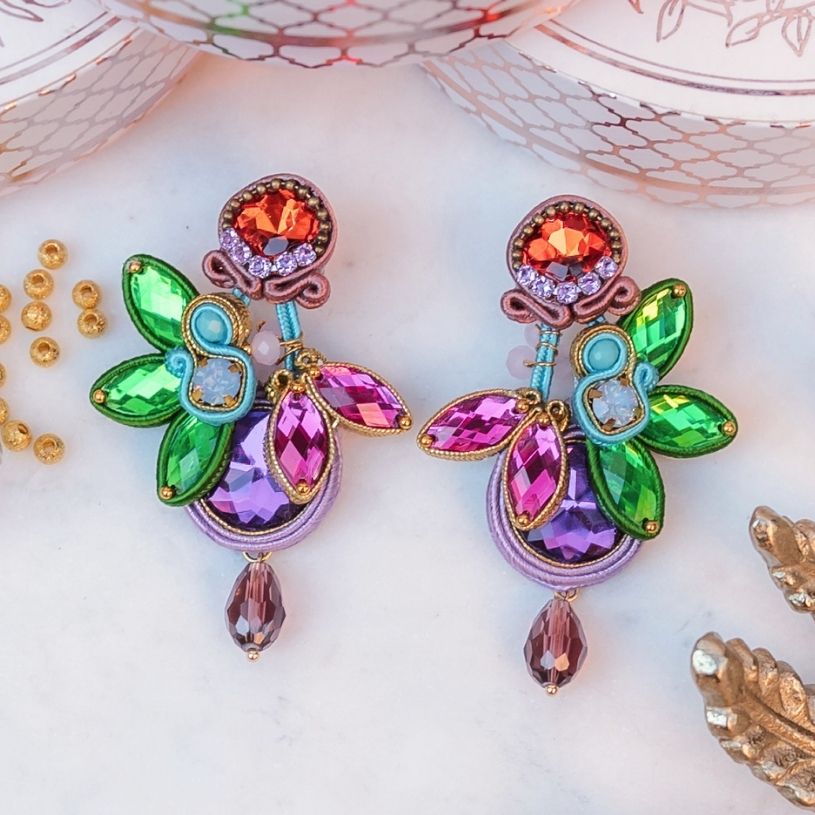 Auffällige Soutache-Ohrringe in Violett, Grün, Orange und Pink
