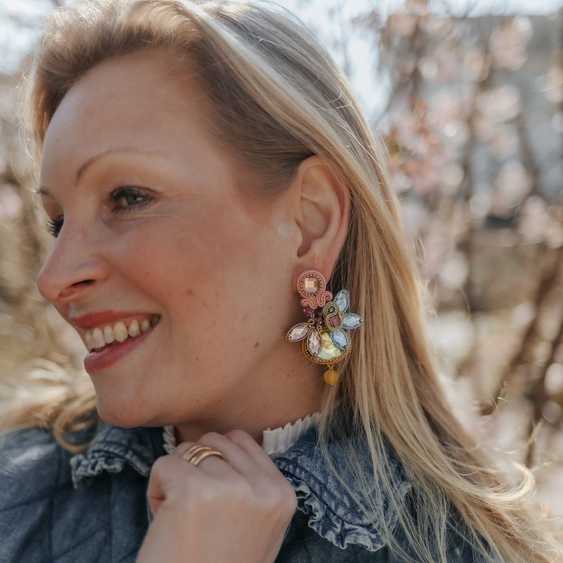 Auffällige Soutache-Ohrclips in Hellkorall, Grün, Blau und Rosa