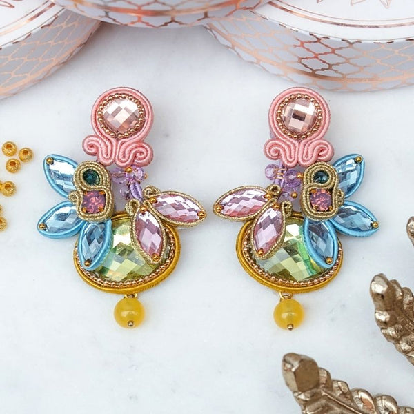 Auffällige Soutache-Ohrringe in Hellkorall, Grün, Blau und Rosa