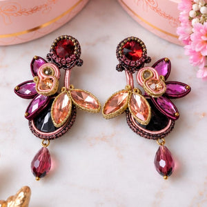Auffällige Soutache-Ohrringe in Violett, Rosa und Braun