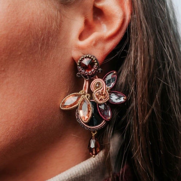 Auffällige Soutache-Ohrringe in Violett, Rosa und Braun
