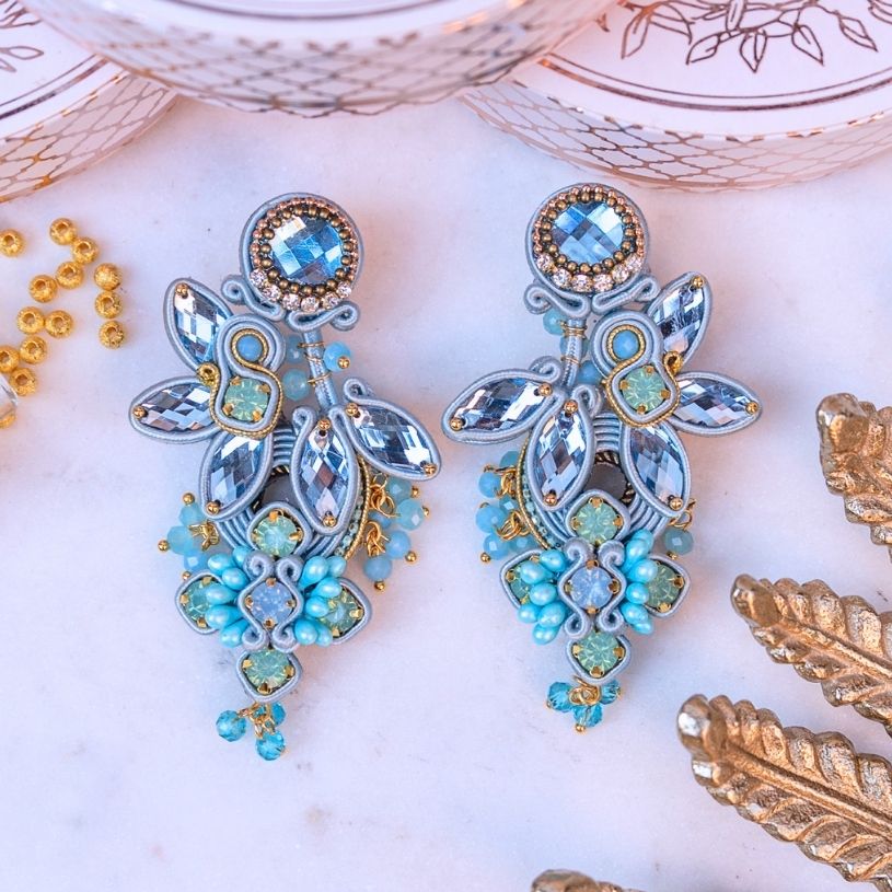 Große Soutache-Ohrringe in zarten Hellblautönen