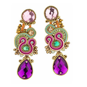 Rosafarbene Soutache Ohrstecker mit seidigen Bändern in Gold und funkelnden Tropfen in Violett