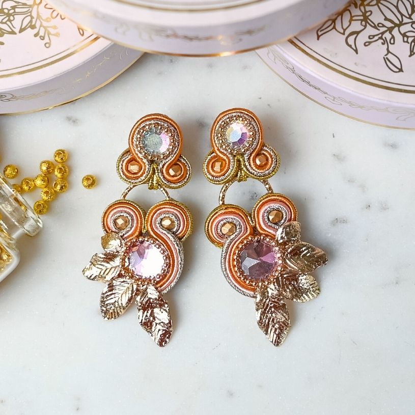 Vorbestellbar - Florale Soutache-Ohrringe in Gold und Brauntönen