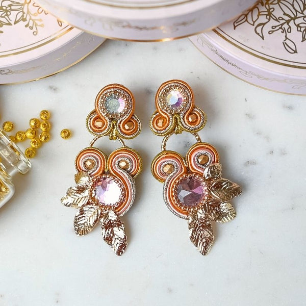 Vorbestellbar - Florale Soutache-Ohrringe in Gold und Brauntönen