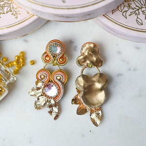 Vorbestellbar - Florale Soutache-Ohrringe in Gold und Brauntönen