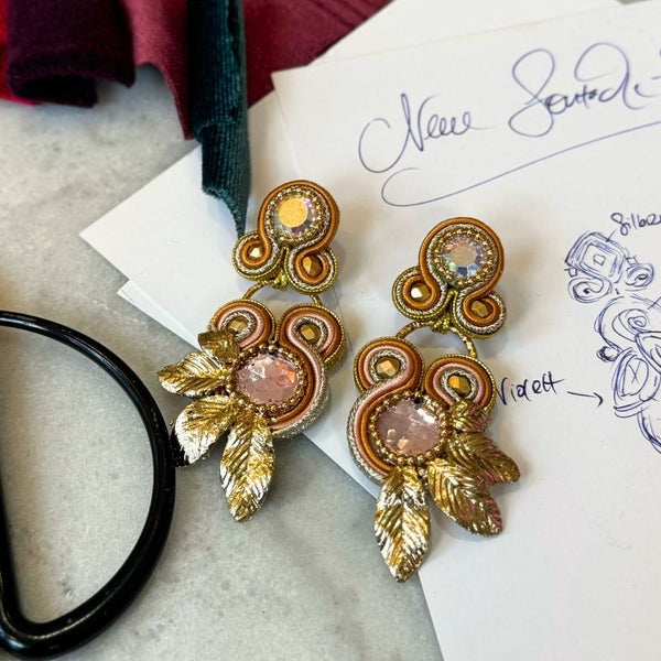 Vorbestellbar - Florale Soutache-Ohrringe in Gold und Brauntönen