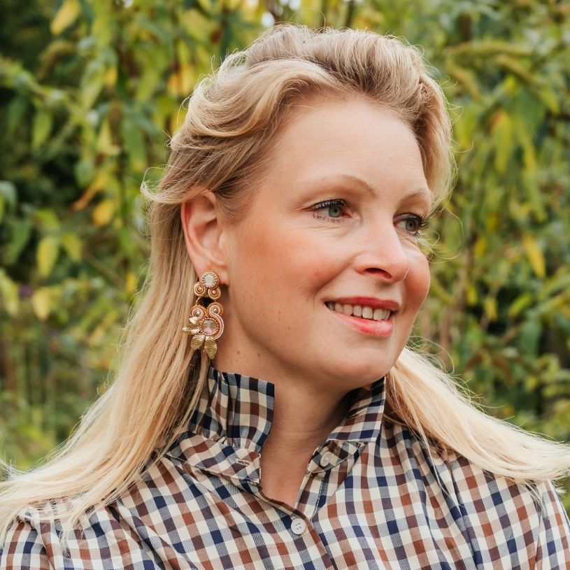 Vorbestellbar - Florale Soutache-Ohrringe in Gold und Brauntönen