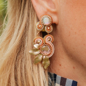 Vorbestellbar - Florale Soutache-Ohrringe in Gold und Brauntönen