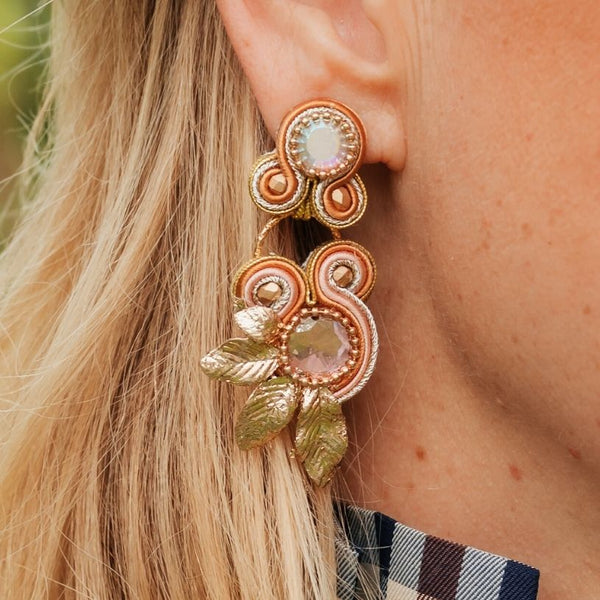 Vorbestellbar - Florale Soutache-Ohrringe in Gold und Brauntönen