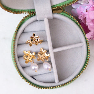 Set aus Blütenstecker mit edler Süßwasserperle, Blüten-Fingerring und Samt-Box in Lindgrün