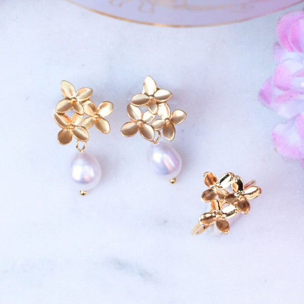 Set aus Blütenstecker mit edler Süßwasserperle, Blüten-Fingerring und Samt-Box in Lindgrün