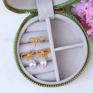 Set aus Schleifchenstecker mit edler Süßwasserperle, Fingerring mit Schleifchen und Samt-Box in Lindgrün