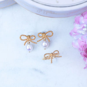 Set aus Schleifchenstecker mit edler Süßwasserperle, Fingerring mit Schleifchen und Samt-Box in Lindgrün