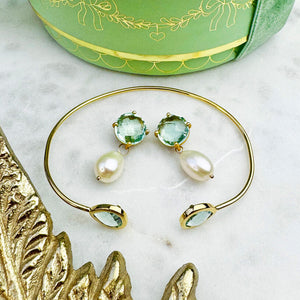 Set aus lindgrünen Ohrsteckern mit Süßwasserperle und Armreif mit lindgrünen Glas-Kristallen