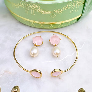 Set aus zartrosa Ohrsteckern mit Süßwasserperle und Armreif mit zartrosa Glas-Kristallen