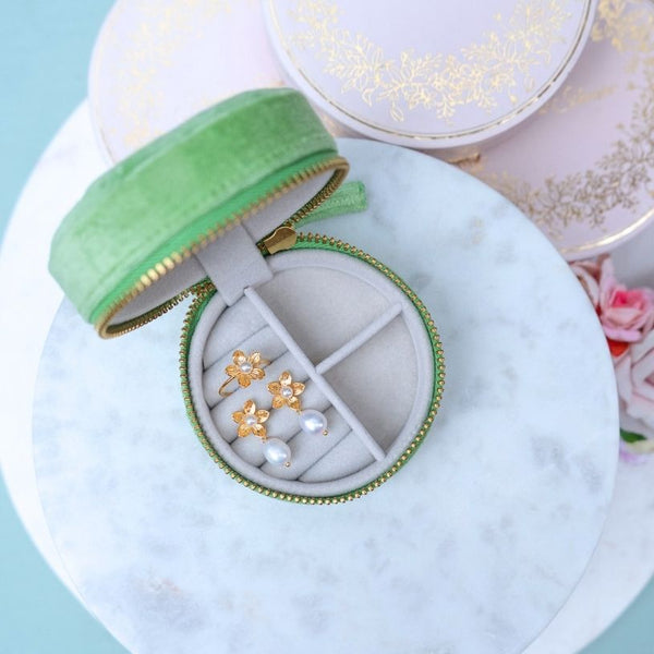 Set aus Perl-Blütenohrringen mit Süßwasserperle, Perl-Blütenfingerring und Samt-Box in Lindgrün
