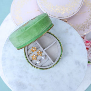 Set aus Perl-Blütenohrringen mit Süßwasserperle, Perl-Blütenfingerring und Samt-Box in Lindgrün