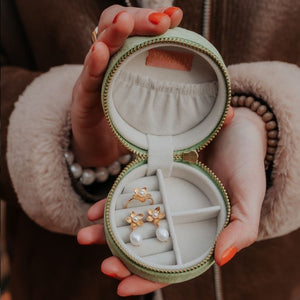 Set aus Perl-Blütenohrringen mit Süßwasserperle, Perl-Blütenfingerring und Samt-Box in Lindgrün