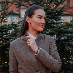 Set aus Perl-Blütenohrringen mit Süßwasserperle, Perl-Blütenfingerring und Samt-Box in Lindgrün