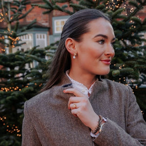 Set aus Perl-Blütenohrringen mit Süßwasserperle, Perl-Blütenfingerring und Samt-Box in Lindgrün