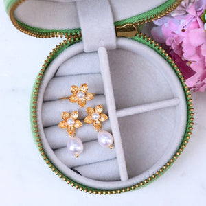 Set aus Perl-Blütenohrringen mit Süßwasserperle, Perl-Blütenfingerring und Samt-Box in Lindgrün