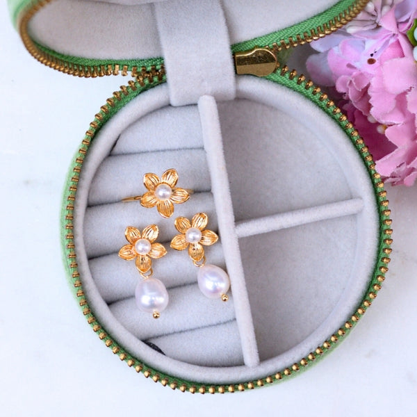 Set aus Perl-Blütenohrringen mit Süßwasserperle, Perl-Blütenfingerring und Samt-Box in Lindgrün