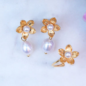 Set aus Perl-Blütenohrringen mit Süßwasserperle und Perl-Blütenfingerring