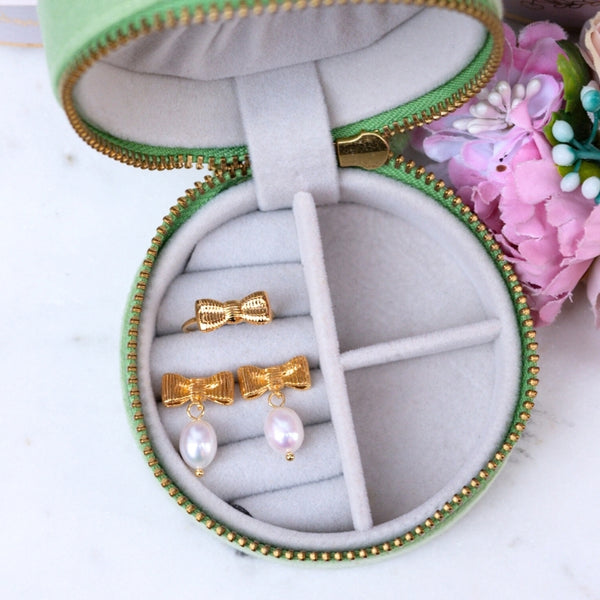 Set aus Schleifenohrringe mit edler Süßwasserperle, Schleifenfingerring und Samt-Box in Lindgrün