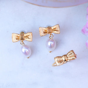 Set aus Schleifenohrringe mit edler Süßwasserperle und Schleifenfingerring