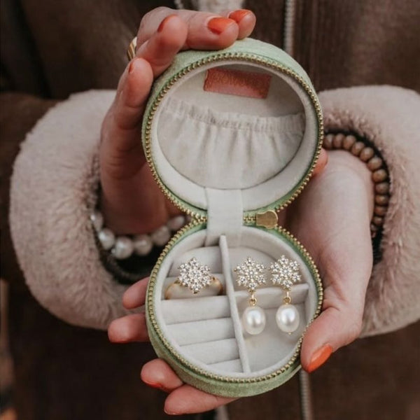 Set aus Schneeflocken-Ohrsteckern mit Süßwasserperle, Schneeflocken-Fingerring und Samt-Box in Lindgrün