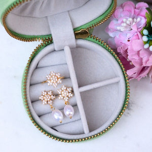 Set aus Schneeflocken-Ohrsteckern mit Süßwasserperle, Schneeflocken-Fingerring und Samt-Box in Lindgrün