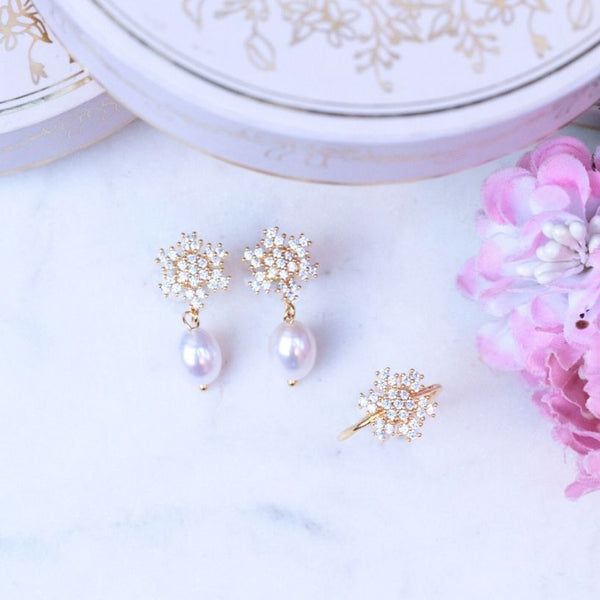 Set aus Schneeflocken-Ohrsteckern mit Süßwasserperle und Schneeflocken-Fingerring