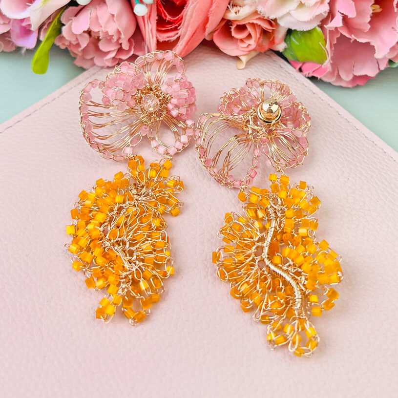 Bunte florale Ohrringe aus Perlen in Pink und Orange