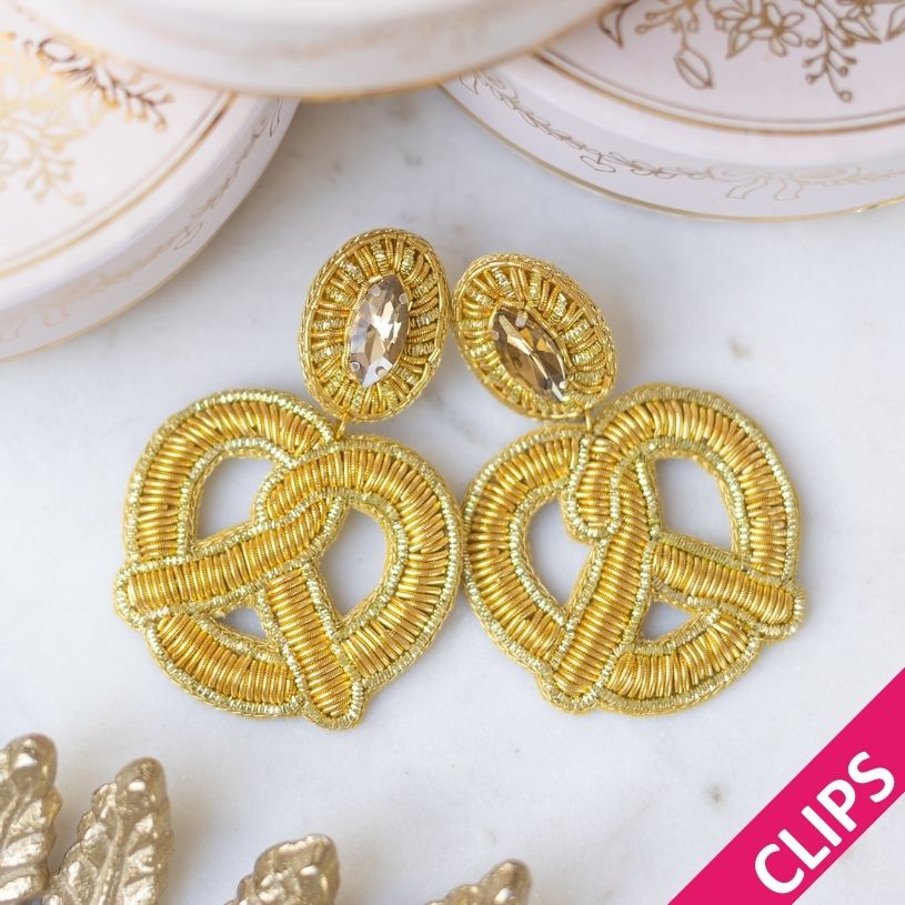 Auffällige Soutacheohrclips als goldene Bretzel
