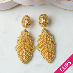 Funkelnde Soutacheohrclips als goldenes Eichenblatt