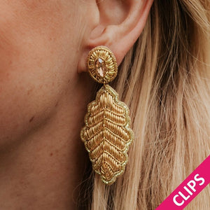Funkelnde Soutacheohrclips als goldenes Eichenblatt