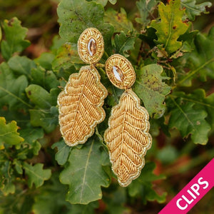 Funkelnde Soutacheohrclips als goldenes Eichenblatt