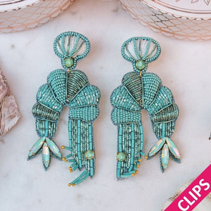 Sommerliche Soutache-Ohrclips als türkisblaues Garnele