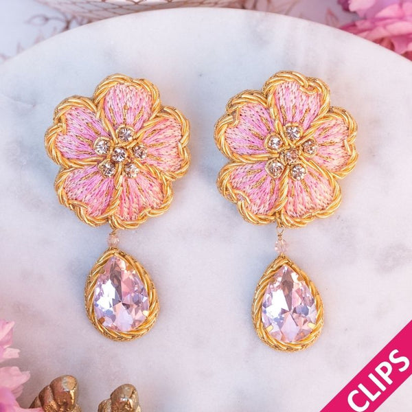 Feminine Soutacheohrclips als rosafarbene Kirschblüte
