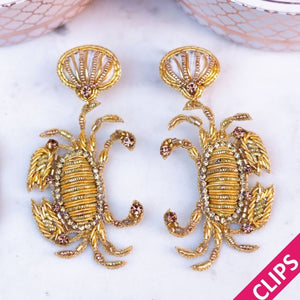 Elegante Soutache-Ohrclips als goldfarbener Krebs