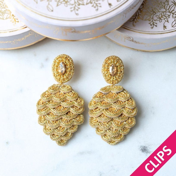 Zauberhafte Soutacheohrclips als goldener Pinienzapfen