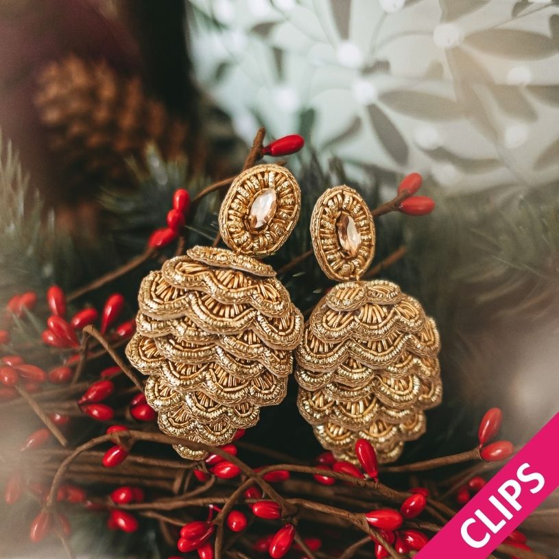 Zauberhafte Soutacheohrclips als goldener Pinienzapfen